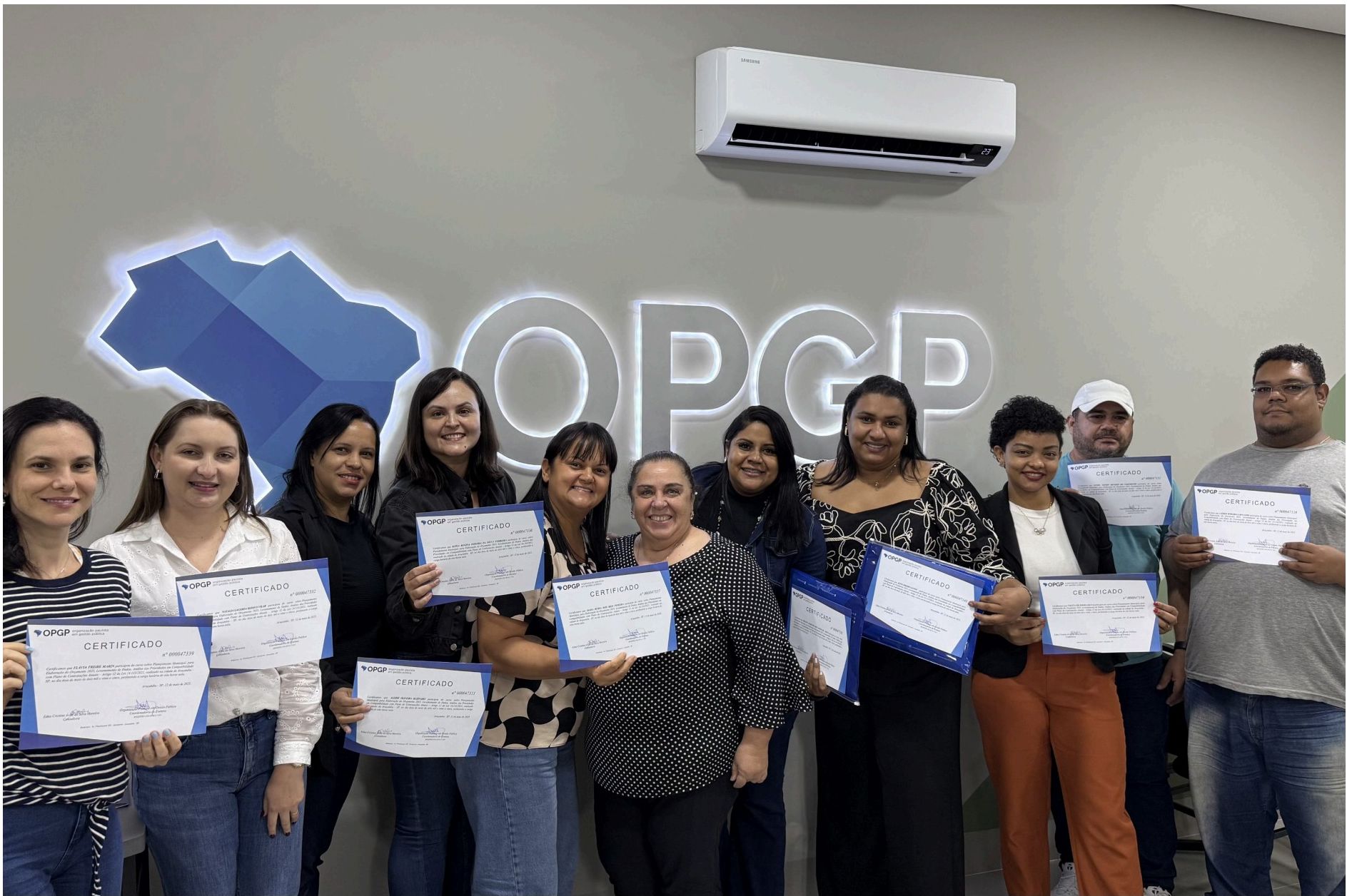 Servidores recebendo certificados